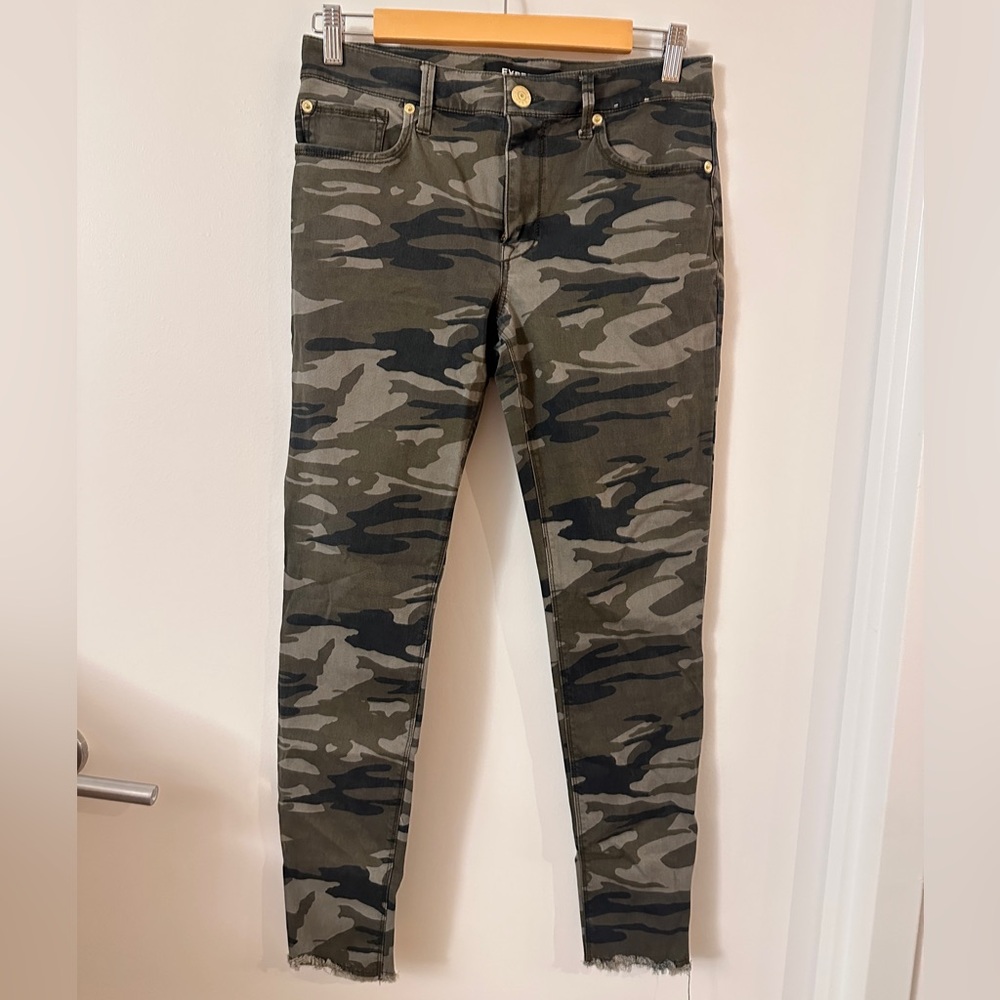 EXPRESS Mid Rise Camo Print Ankle Legging Jeans size 6 *never worn*